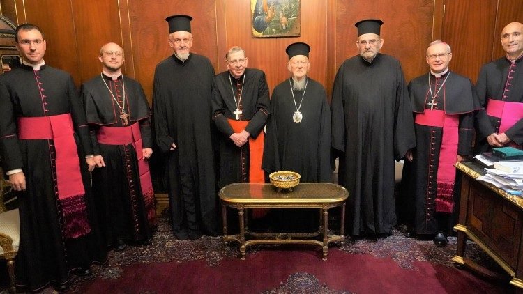 Pápež píše Bartolomejovi I.: Bratstvo kresťanov ako posolstvo pre svet sužovaný vojnou Pápež píše Bartolomejovi I.: Bratstvo kresťanov ako posolstvo pre svet sužovaný vojnou