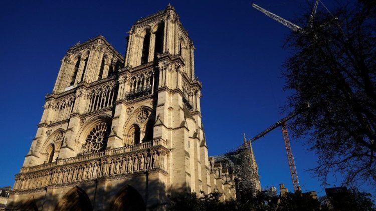 Pápež francúzskym biskupom: Nech je znovuotvorenie Notre-Dame prorockým znamením