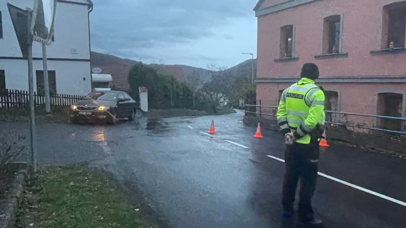 Tragická nehoda na Ústecku: Řidič i spolujezdkyně na místě zemřeli. Silnice je zavřená Tragická nehoda na Ústecku: Řidič i spolujezdkyně na místě zemřeli. Silnice je zavřená