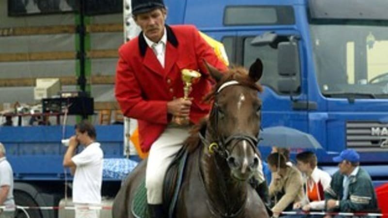 Zemřel legendární jezdec Složil. Utrpěl zranění ve svém „koňském království“, napsala rodina