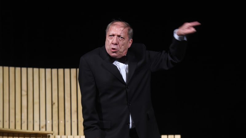 Zemřel herec Komínek, legenda šumperského divadla. Vzpomínku mu věnoval i režisér Drábek Zemřel herec Komínek, legenda šumperského divadla. Vzpomínku mu věnoval i režisér Drábek