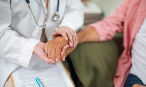 Demenci i Alzheimer mohou odhalit i problémy s chůzí. Podívejte se na skryté příznaky