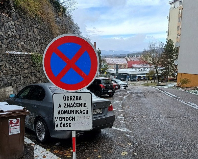 Prosíme, v týchto dňoch tu neparkujte Prosíme, v týchto dňoch tu neparkujte