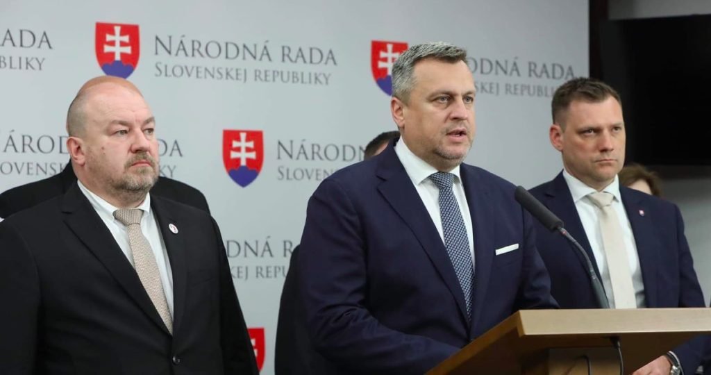 Bývalý šéf kontrarozviedky SIS Peter Tóth o trampotách vládnej koalície a možnosti spojenia niektorého hlasovania s vyslovením dôvery vlády Bývalý šéf kontrarozviedky SIS Peter Tóth o trampotách vládnej koalície a možnosti spojenia niektorého hlasovania s vyslovením dôvery vlády