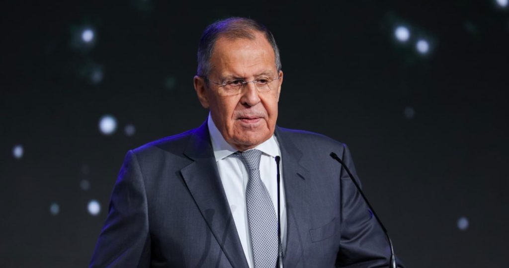 VIDEO: Protiruské sankcie odsúdili americký dolár na zánik, vyhlásil Lavrov a dodal, že USA a ich spojenci v snahe dominovať svetu oživujú ducha studenej vojny, ale v konečnom dôsledku si píia pod sebou konár.