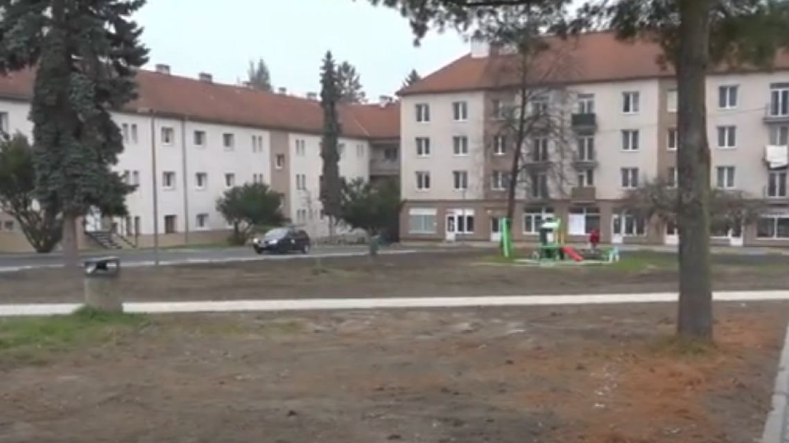 Rekonštrukčné práce na Mierovom námestí a Lipovej ulici v Handlovej sú ukončené. Okrem nových parkovacích miest pribudli aj značky určujúce jednosmernú premávku.