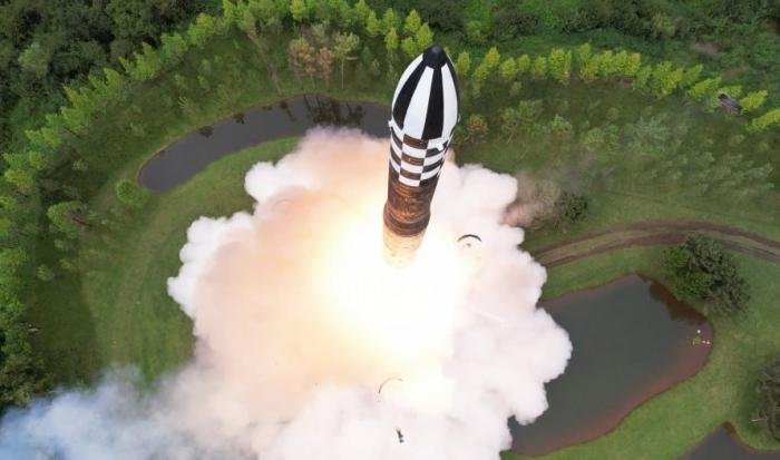 Nepríjemné otázky pre Kyjev. Kimovi pomohol zostrojiť medzikontinentálne rakety ktoré teraz mieria na USA Nepríjemné otázky pre Kyjev. Kimovi pomohol zostrojiť medzikontinentálne rakety ktoré teraz mieria na USA