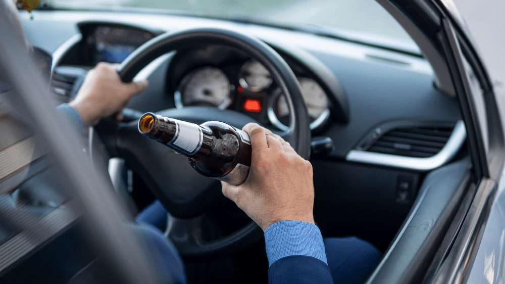 Mobil, alkohol a únava za volantom. Prieskum ukázal alarmujúce skutočnosti Mobil, alkohol a únava za volantom. Prieskum ukázal alarmujúce skutočnosti