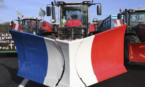 Protestujúci farmári blokujú diaľnicu neďaleko Paríža