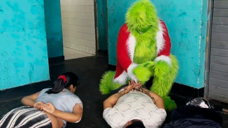Grinch zničil dealerům „bílé Vánoce“. S kladivem v ruce rozprášil drogový gang, ukazuje video Grinch zničil dealerům „bílé Vánoce“. S kladivem v ruce rozprášil drogový gang, ukazuje video