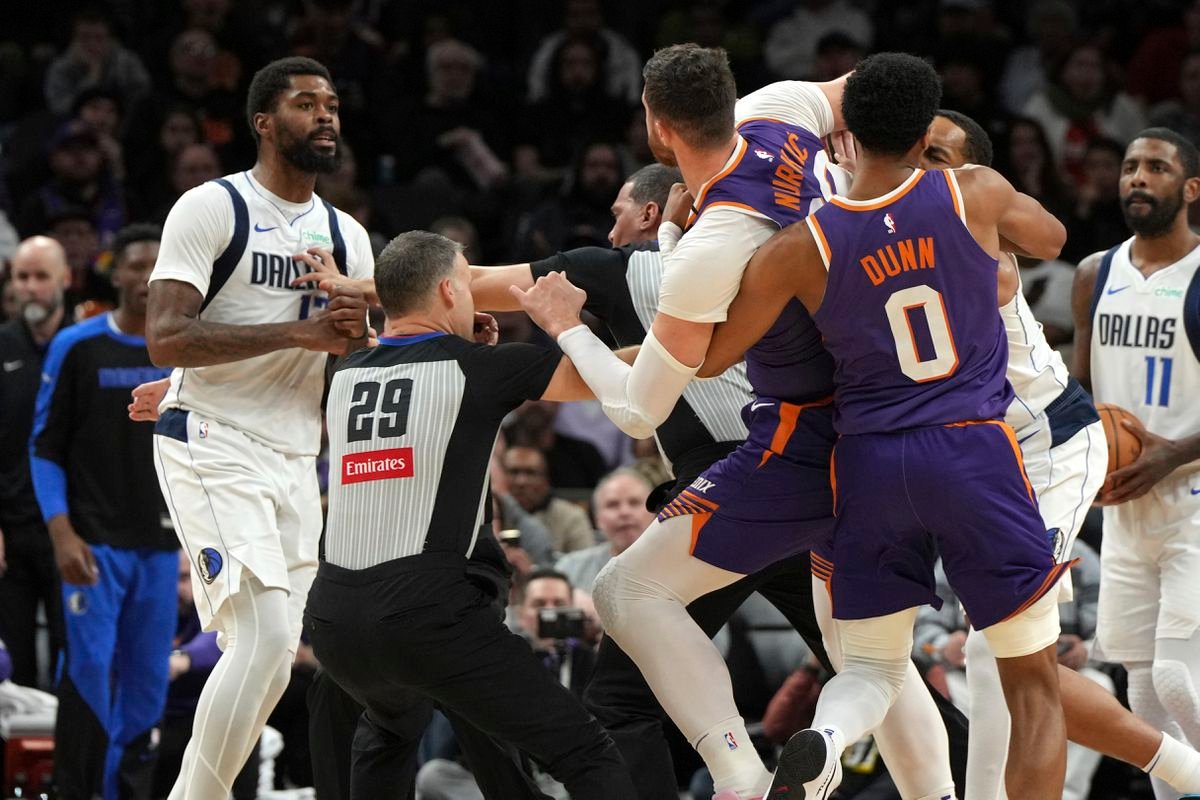NBA: Incident neostal bez povšimnutia. Vedenie ligy rozdávalo tresty na všetky strany
