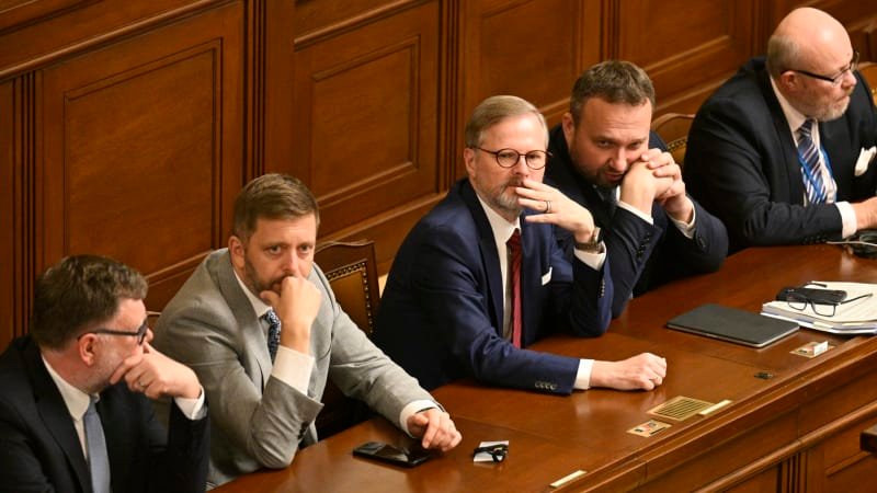 Sněmovně věří jen necelá čtvrtina populace. Prezident si u lidí mírně pohoršil Sněmovně věří jen necelá čtvrtina populace. Prezident si u lidí mírně pohoršil