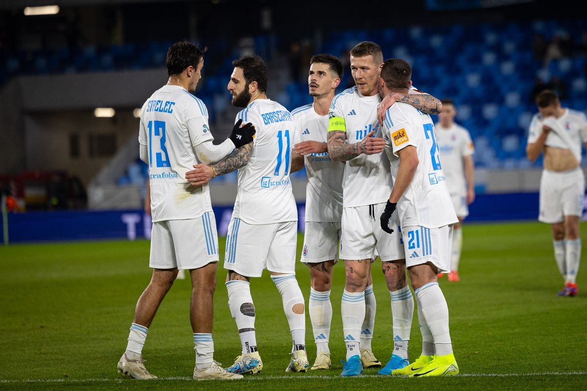 FOTO Najlepší futbalisti mimo európskych toplíg: hráč Slovana sa dostal na pódium FOTO Najlepší futbalisti mimo európskych toplíg: hráč Slovana sa dostal na pódium
