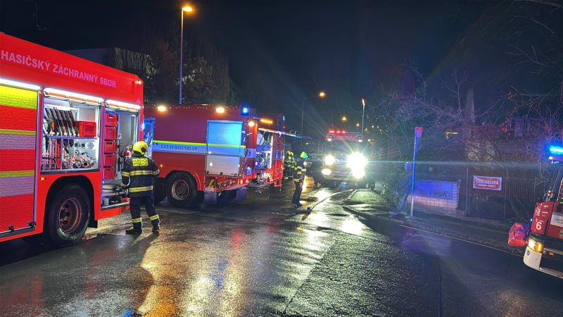 Rozsáhlý požár v Bruntále. Hoří v areálu bývalých kasáren, vyhlášen byl třetí stupeň poplachu Rozsáhlý požár v Bruntále. Hoří v areálu bývalých kasáren, vyhlášen byl třetí stupeň poplachu