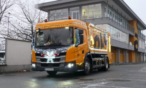 Do ulíc hlavného mesta vyráža vianočné smetiarske auto – FOTO