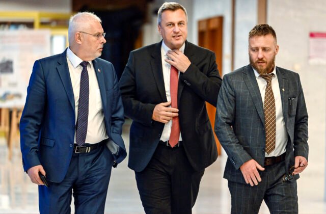 239510_sns3-640x420.jpg Úrad vlády nesúhlasí s vyhodnotením pandemických opatrení ako extrémizmu, obavy antivaxerov boli podľa neho oprávnené
