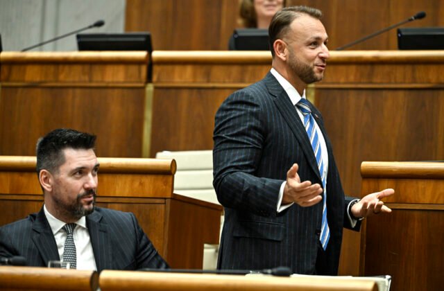 243720_6745ef3ca4516353215983-640x420.jpg Poslancom sa opäť nepodarilo otvoriť schôdzu k odvolávaniu Šutaja Eštoka, parlament nebol uznášaniaschopný – VIDEO