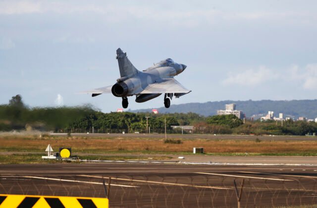244987_taiwan_china_30016-640x420.jpg Američania budú robiť údržbu ukrajinských stíhačiek F-16