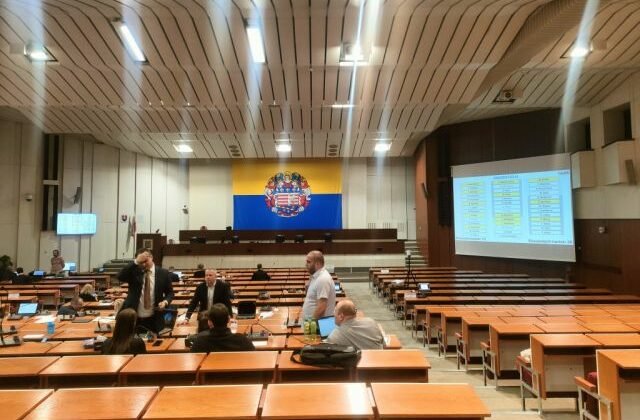 246893_kosice-1-640x420.jpg Tajné hlasovanie o zvyšovaní daní v Košiciach vyvolalo nejasnosti. Jeden lístok zmizol, iný sa záhadne objavil – FOTO