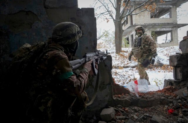 249942_russia_ukraine_war_85434-1-640x420.jpg Rusko na Ukrajine prišlo o ďalších takmer 1 300 vojakov, stratilo aj tanky, raketomety či bezpilotné lietadlá