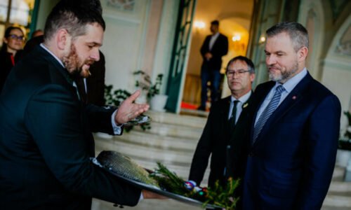 Kapor u Petra Pellegriniho na Vianoce nikdy nechýba, tohtoročného darovali prezidentovi chovatelia rýb – FOTO