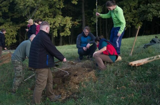 264121_dobrovolnici-640x420.jpg Pri zrúcanine kláštora Katarínka rastú opäť ovocné stromy, dobrovoľníci nadviazali na prácu mníchov