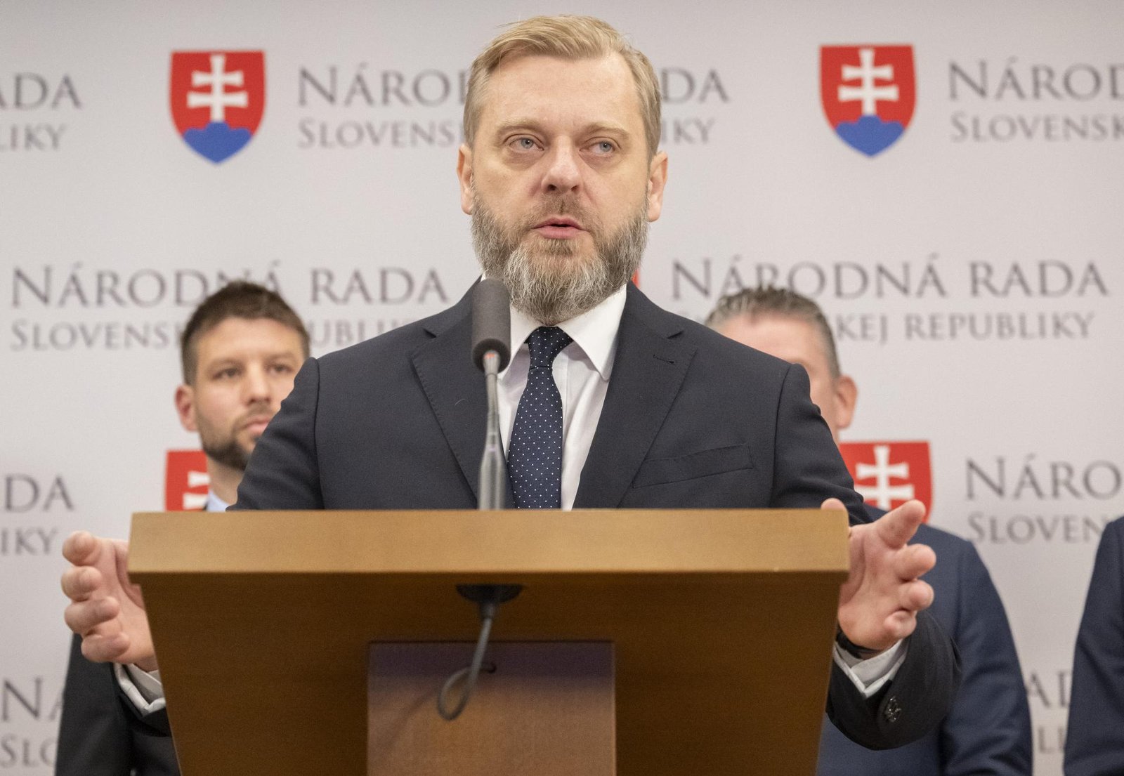 Opozícia opäť podala návrh na odvolanie ministra Šutaja Eštoka. Máme závažné dôvody, tvrdí Krúpa Opozícia opäť podala návrh na odvolanie ministra Šutaja Eštoka. Máme závažné dôvody, tvrdí Krúpa