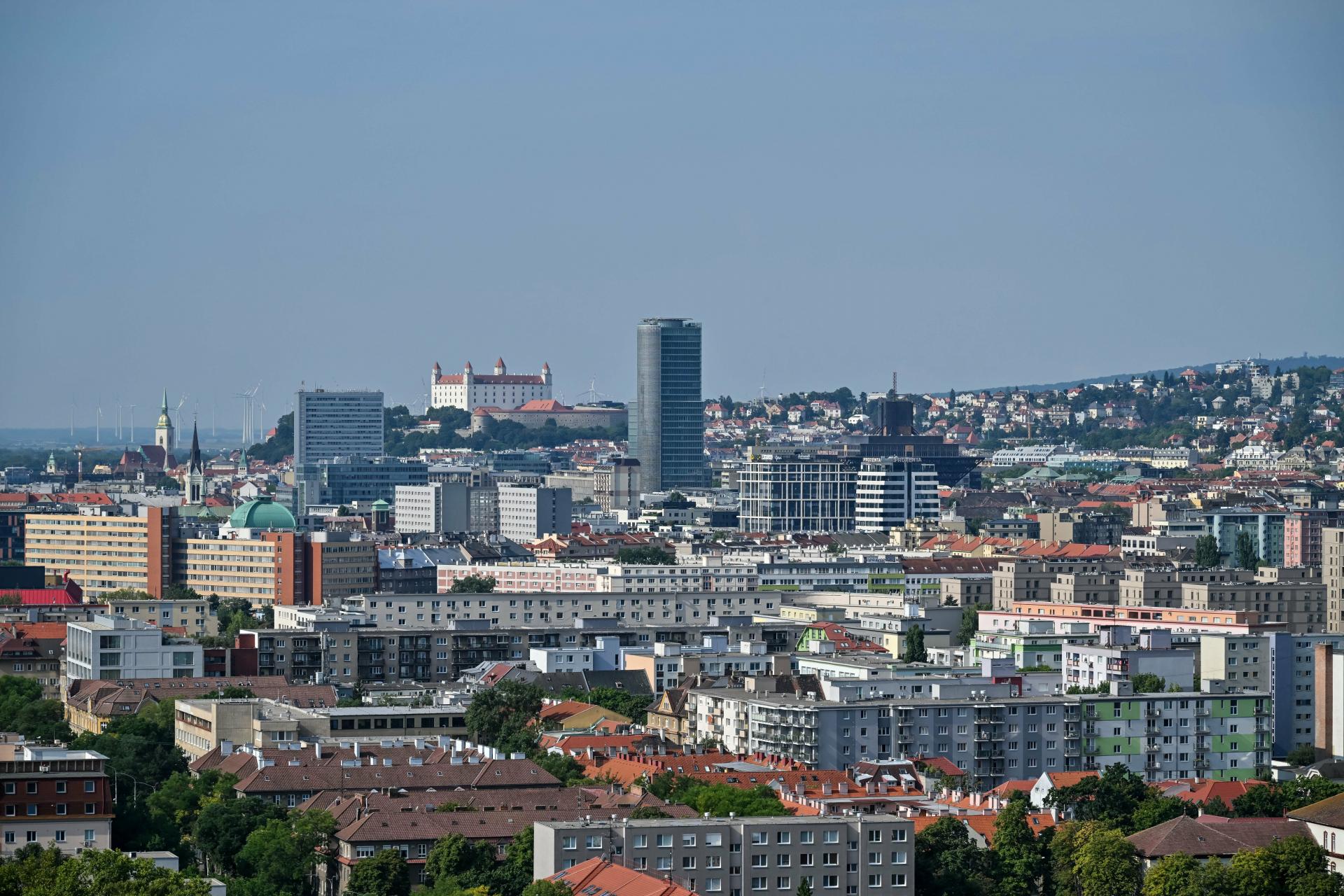 Na hypotekárnom trhu sú náznaky oživenia. Úvery rastú a sadzby klesajú, hodnotí Národná banka Slovenska