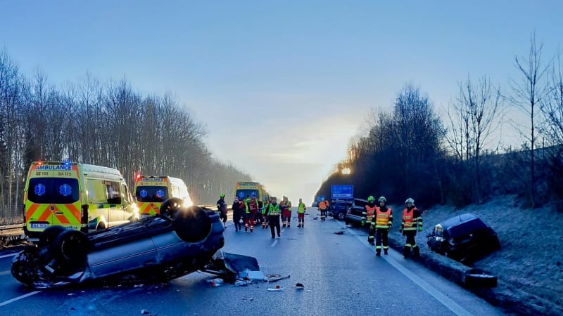 Hromadná nehoda na Liberecku. Hlavní tah je zcela uzavřen, zranění utrpělo 12 lidí