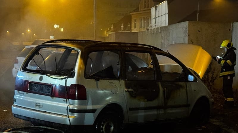 V Praze na Palmovce hořelo auto. Plameny ohrozily i okolní vozy, museli zasáhnout hasiči V Praze na Palmovce hořelo auto. Plameny ohrozily i okolní vozy, museli zasáhnout hasiči