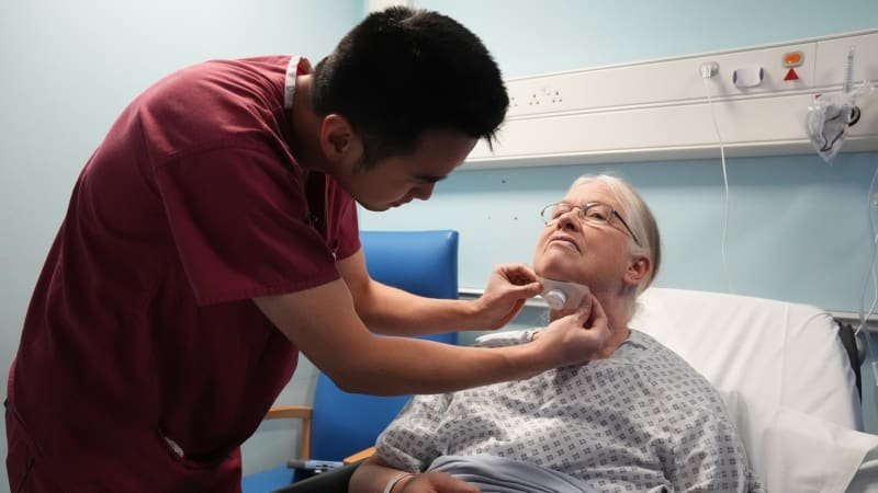 Konec problémů s chrápáním? Pomůže čip, slibují experti. Nová metoda by ulevila milionům lidí Konec problémů s chrápáním? Pomůže čip, slibují experti. Nová metoda by ulevila milionům lidí