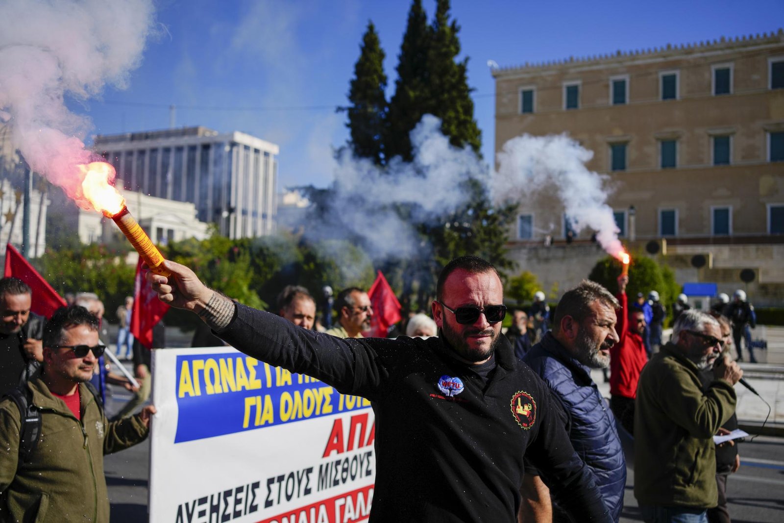 Atény boli dejiskom násilných zrážok medzi políciou a protestujúcimi počas spomienkového zhromaždenia Atény boli dejiskom násilných zrážok medzi políciou a protestujúcimi počas spomienkového zhromaždenia