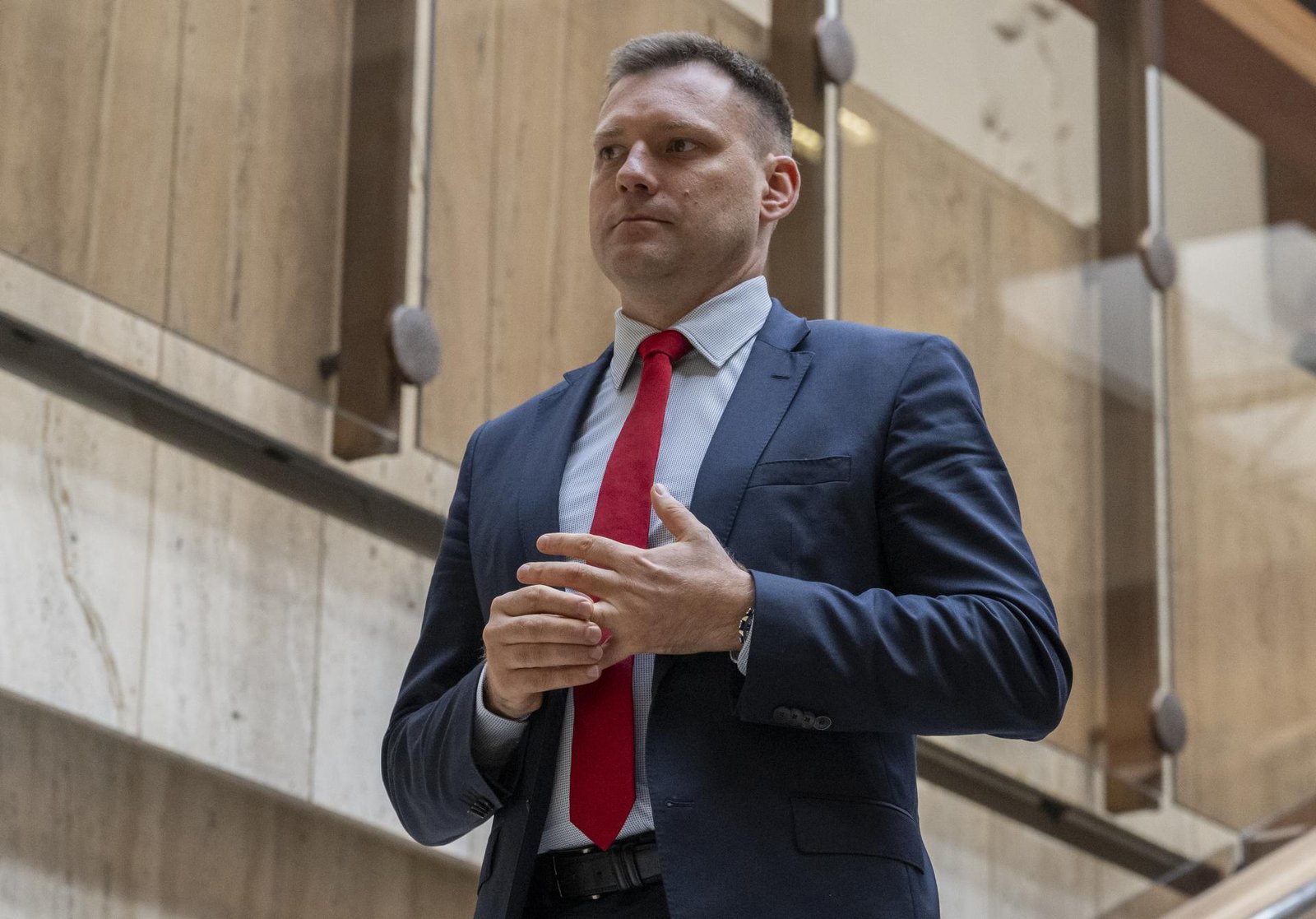 SNS apeluje na Šutaja Eštoka, aby sa stal predsedom parlamentu. Má bezproblémovú šancu, vraví Taraba SNS apeluje na Šutaja Eštoka, aby sa stal predsedom parlamentu. Má bezproblémovú šancu, vraví Taraba