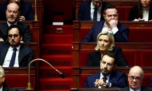 Francúzski poslanci budú hlasovať o vyslovení nedôvery vláde v stredu večer