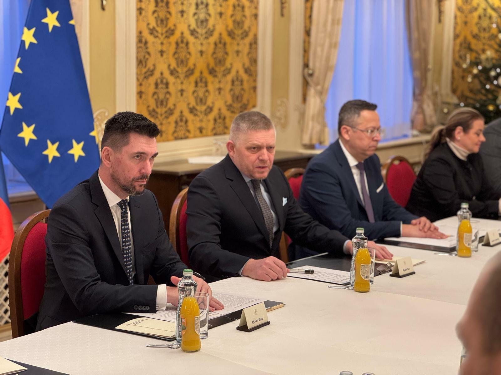 Zníženie DPH na niektoré potraviny stálo štát 300 miliónov eur, vyhlásil Fico po stretnutí s prvovýrobcami Zníženie DPH na niektoré potraviny stálo štát 300 miliónov eur, vyhlásil Fico po stretnutí s prvovýrobcami