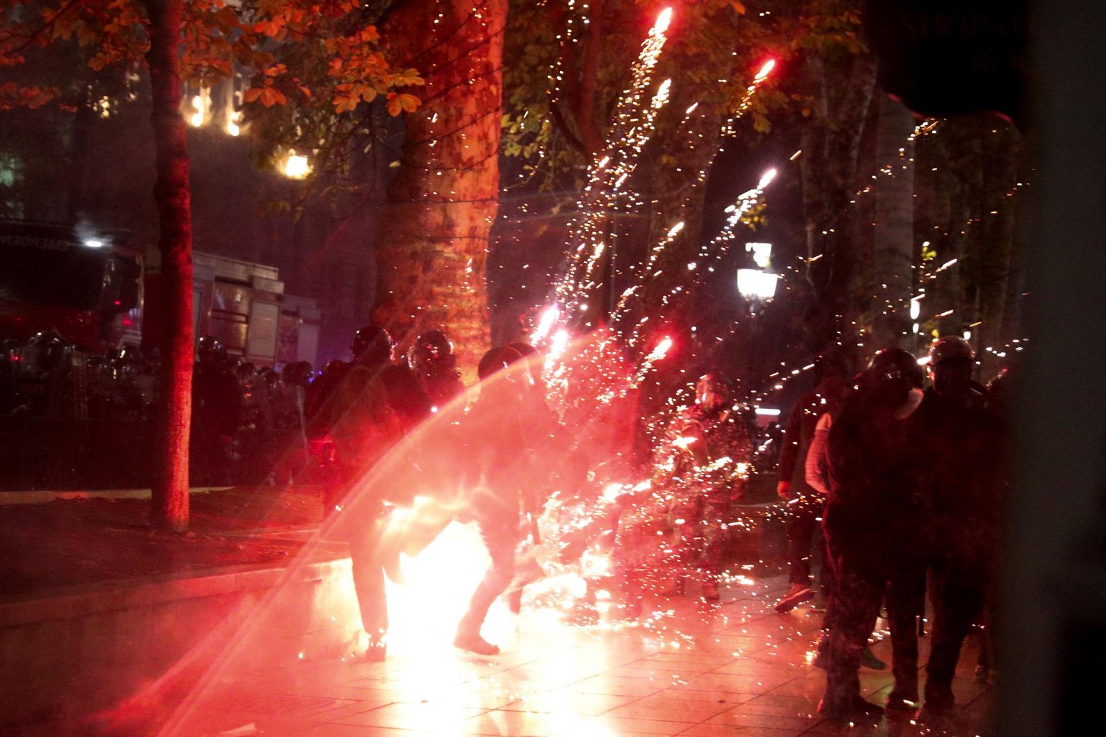 Gruzínska polícia rozohnala demonštrantov v Tbilisi, polícia ich viní z používania pyrotechniky Gruzínska polícia rozohnala demonštrantov v Tbilisi, polícia ich viní z používania pyrotechniky