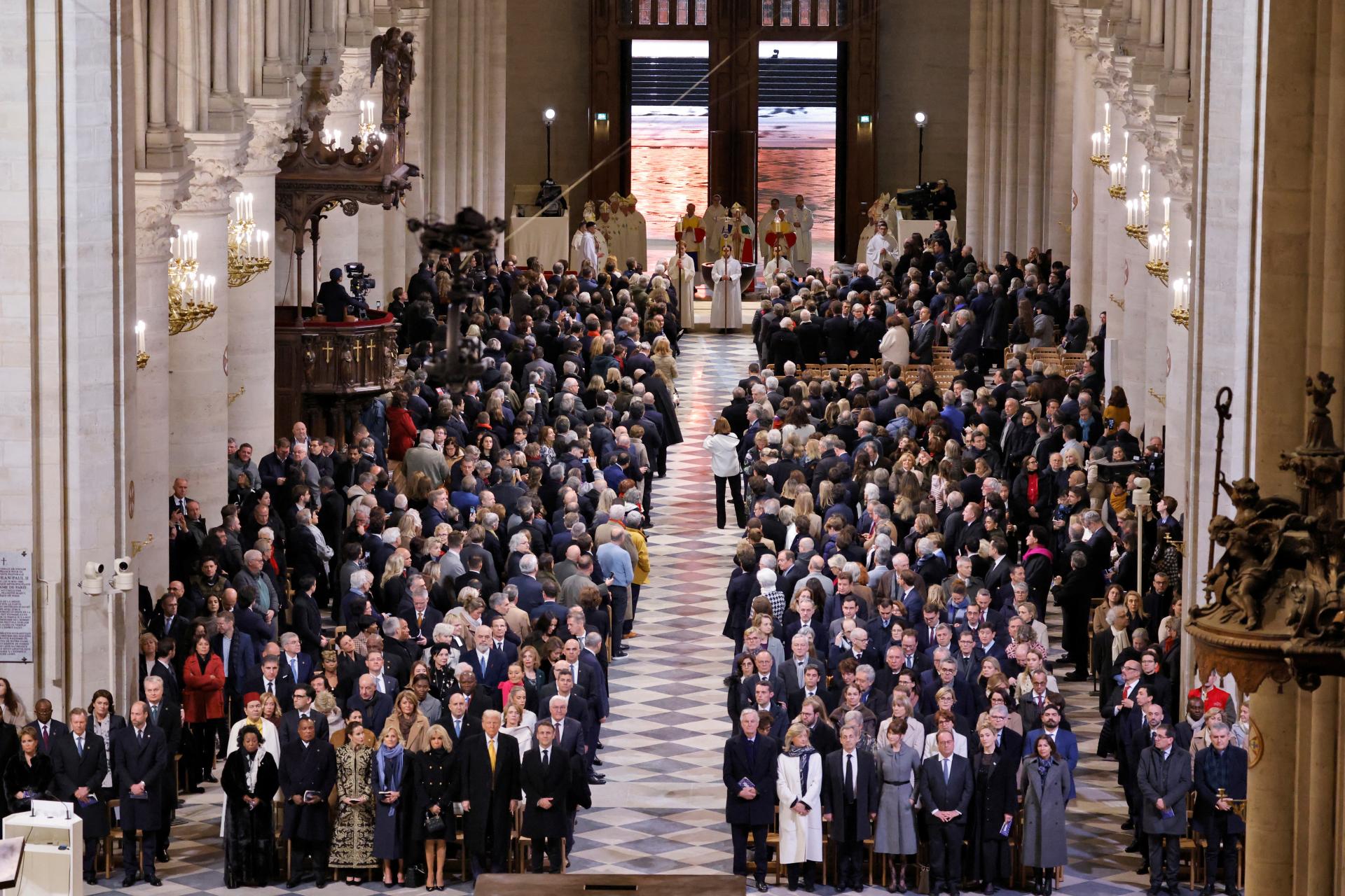 V Paríži slávnostne otvorili opravenú katedrálu Notre Dame, prišiel Trump aj Zelenskyj