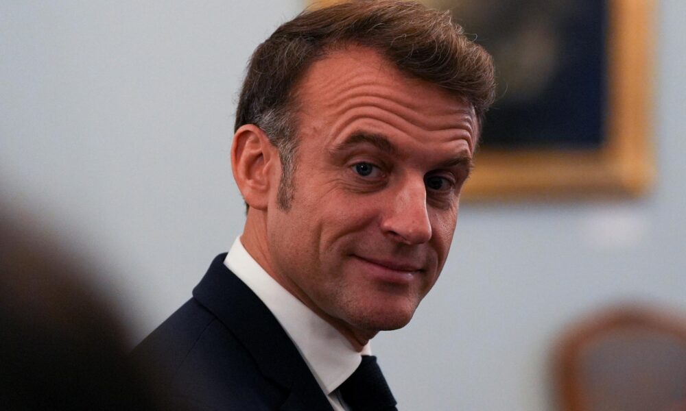 Macron vymenuje nového premiéra v piatok ráno, chce ukončiť politický pat