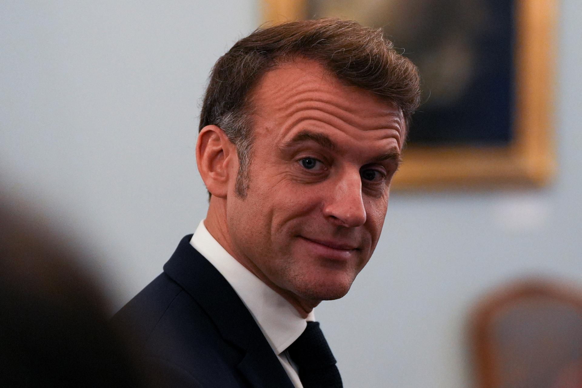 Macron vymenuje nového premiéra v piatok ráno, chce ukončiť politický pat