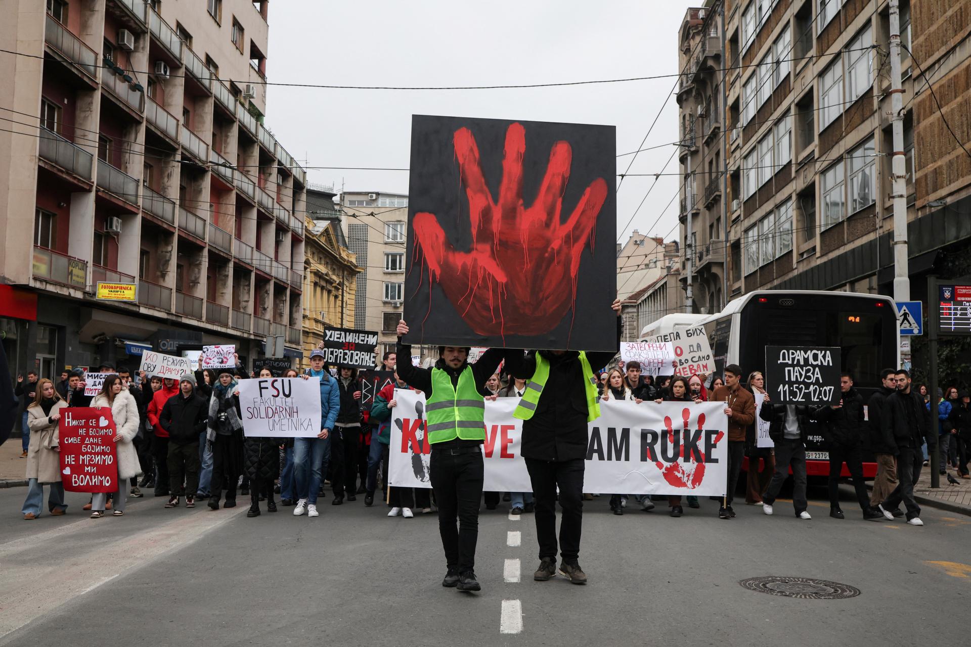 V Srbsku pokračujú študentské protesty, vianočné prázdniny začali o týždeň skôr