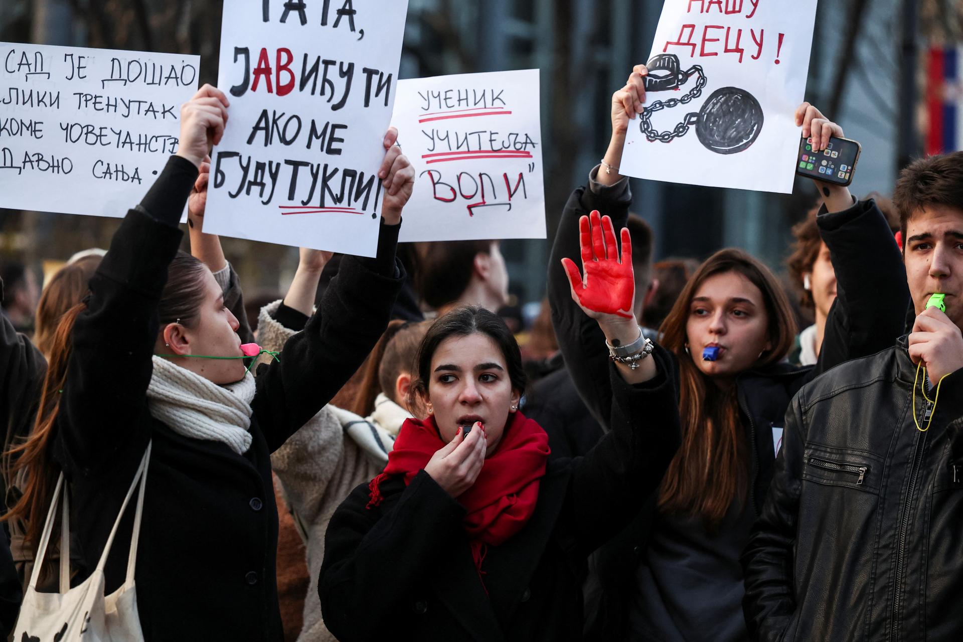 V Belehrade protestovali desaťtisíce ľudí proti vláde prezidenta Vučiča