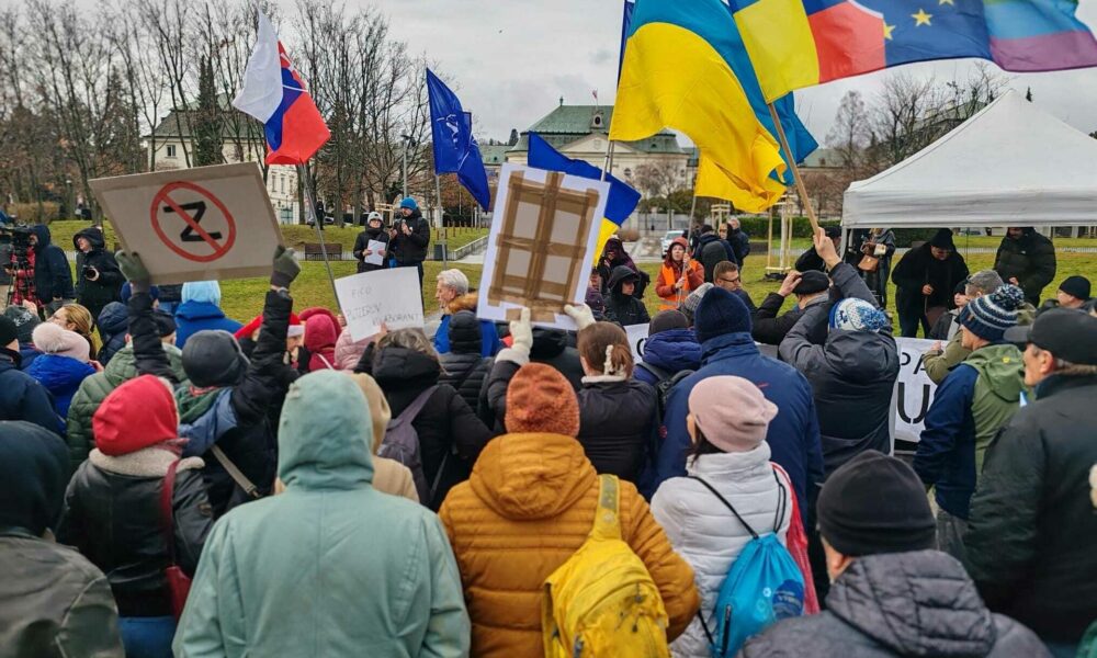 Protest pred Úradom vlády proti Ficovej ceste do Moskvy