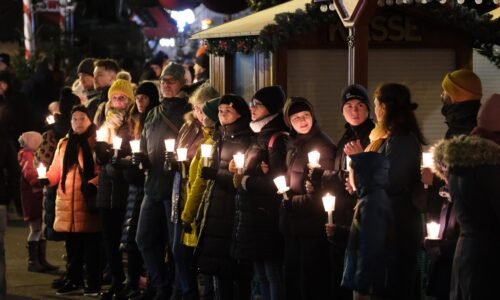 Obyvatelia Magdeburgu vytvorili na počesť obetí atentátu živú reťaz