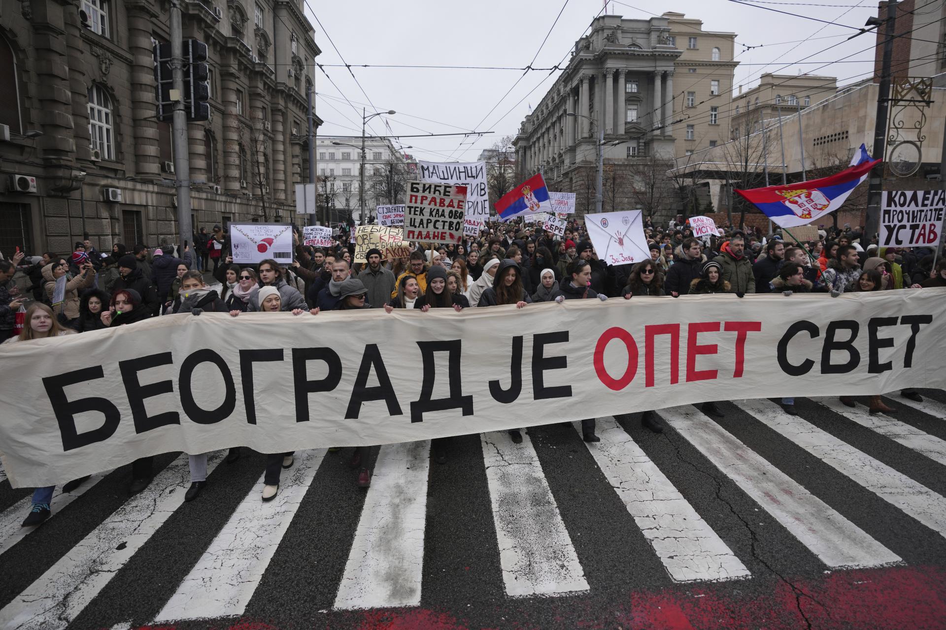 Študenti v Srbsku nechali pred ministerstvom školstva hŕbu učebníc. Požadujú vyvodenie zodpovednosti