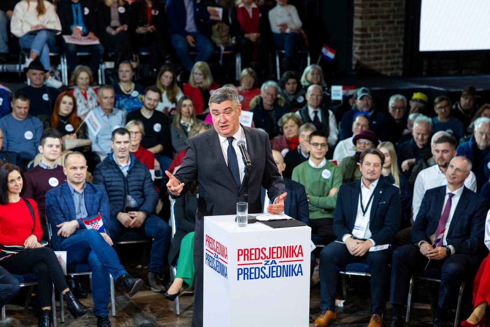 Chorváti volia prezidenta, favoritom je terajšia hlava štátu Zoran Milanovič Chorváti volia prezidenta, favoritom je terajšia hlava štátu Zoran Milanovič