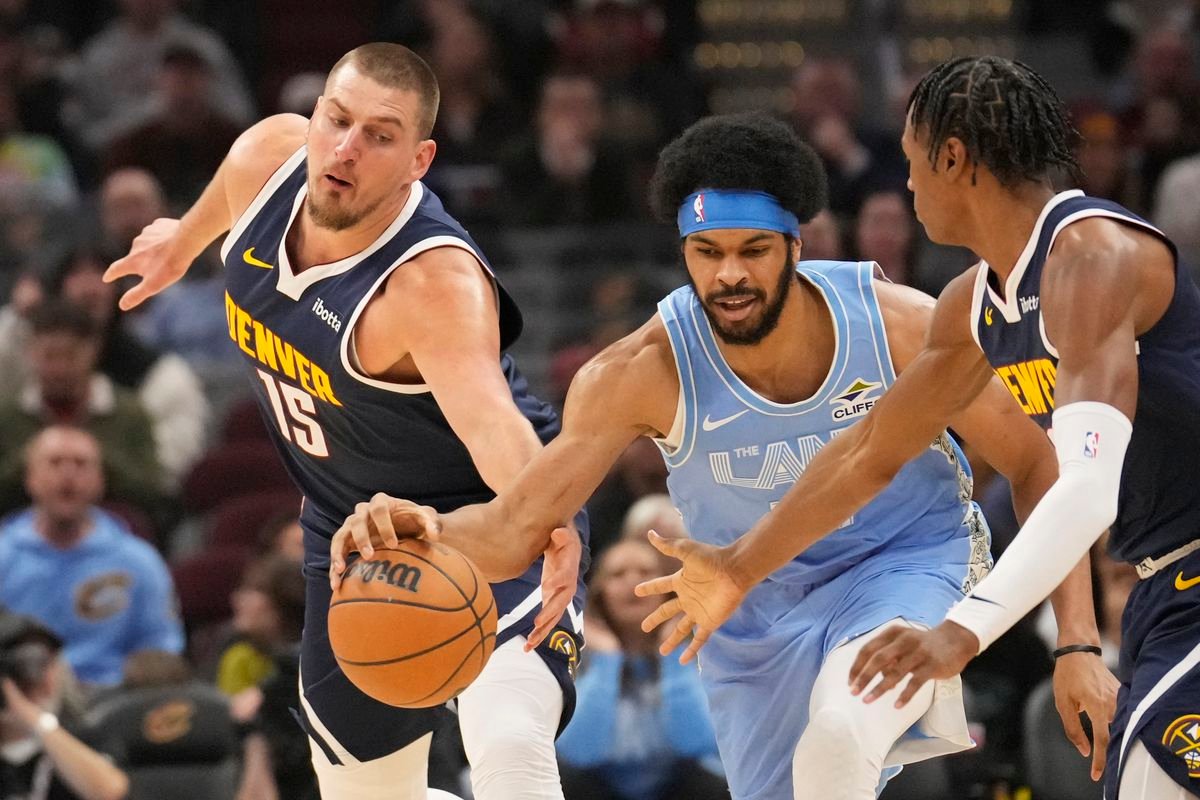 VIDEO Výkon Jokiča nestačil, Cleveland potvrdil pozíciu lídra. Golden State ukončil negatívnu sériu