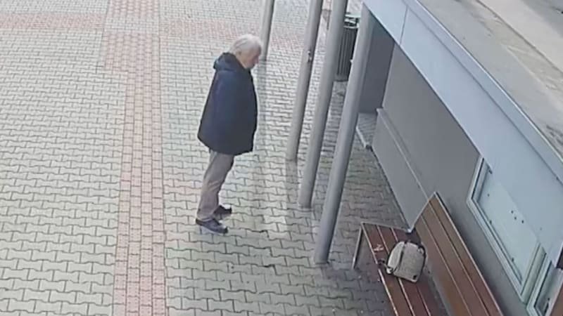 Senior okradl matku s dítětem v Praze na cestě k lékaři. Chopil se náhlé šance, ukazují záběry Senior okradl matku s dítětem v Praze na cestě k lékaři. Chopil se náhlé šance, ukazují záběry
