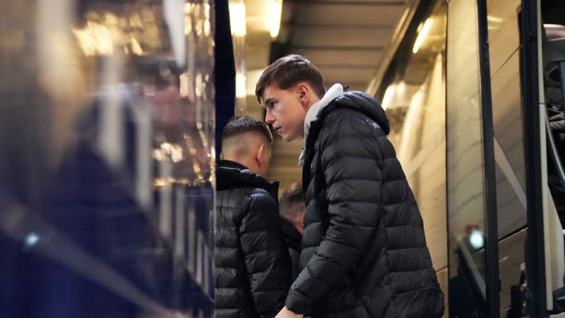 Dojemný moment před zápasem: Fotbalisté vzdali hold zesnulému otci brankáře, padl na frontě Dojemný moment před zápasem: Fotbalisté vzdali hold zesnulému otci brankáře, padl na frontě