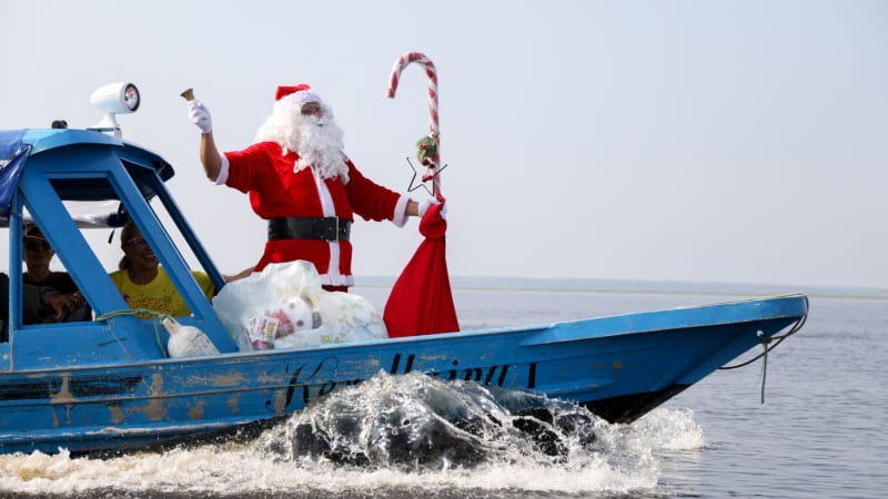 OBRAZEM: Santa Claus vyrazil do pralesa. Plul lodí po Amazonce, dárky potěšil stovky dětí