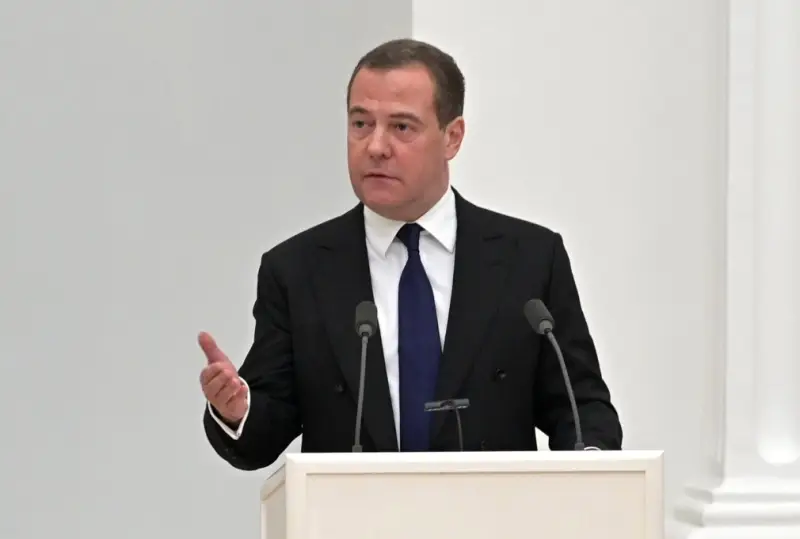 Medvedevove prázdne vyhlásenia čoraz viac “dráždia” ruskú politickú elitu Medvedevove prázdne vyhlásenia čoraz viac “dráždia” ruskú politickú elitu